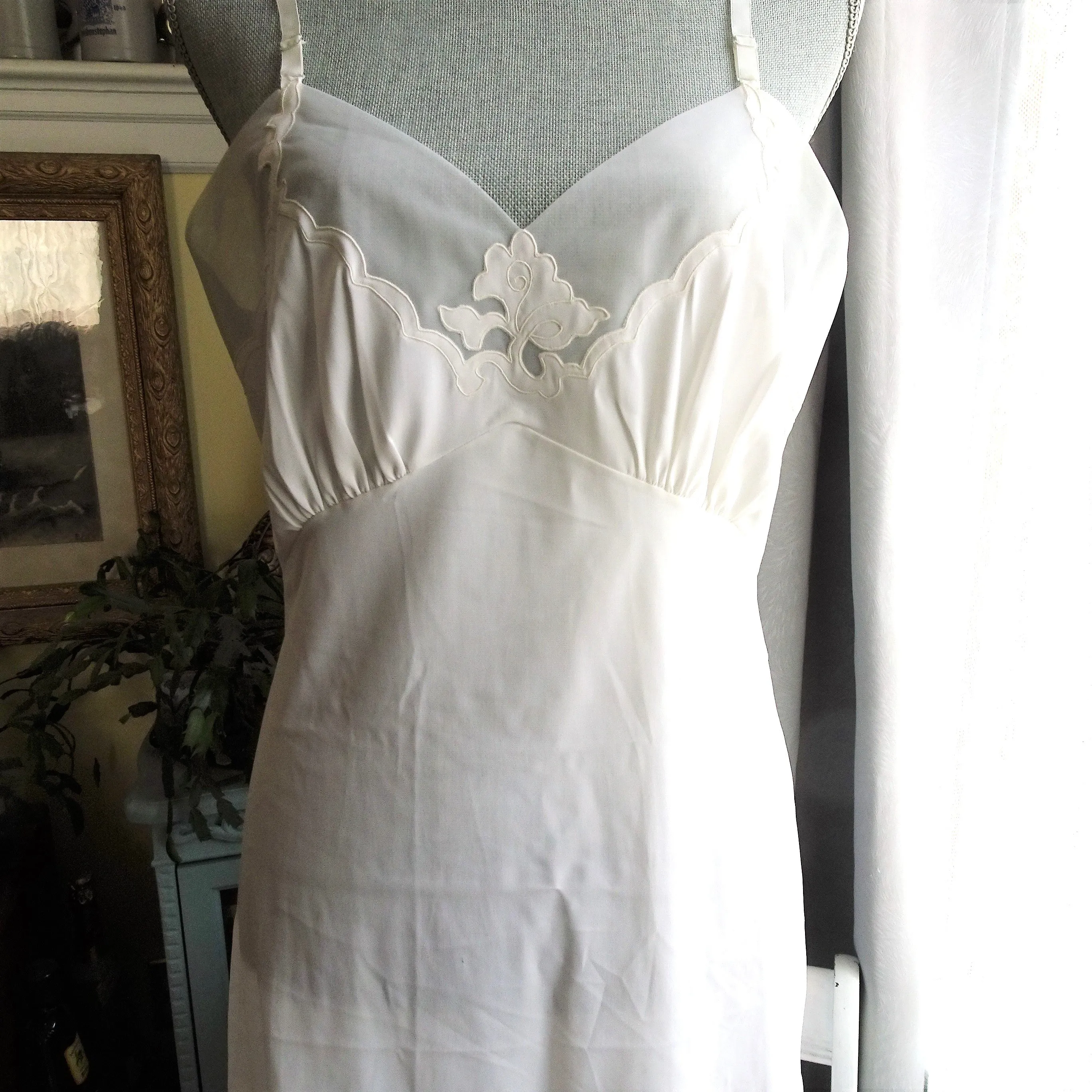 BEAUTIFUL 1950s Vintage Slip by Saab Lingerie, Floral Applique Décolleté , Bust 36, Perfect Bridal Slip, Collectible Vintage Slips